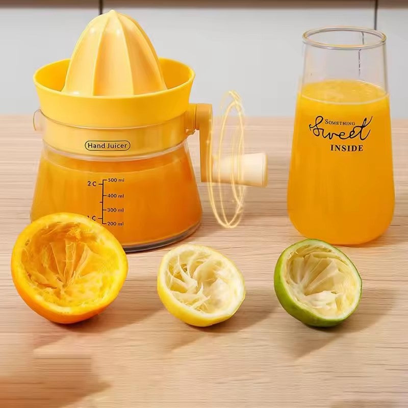 faire jus d'orange avec un presse agrumes manuel