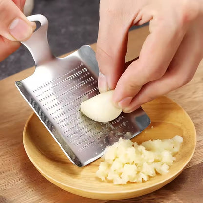 un presse ail inox pour raper l'ail 