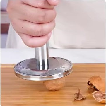 casser des noix avec un attendrisseur de viande 