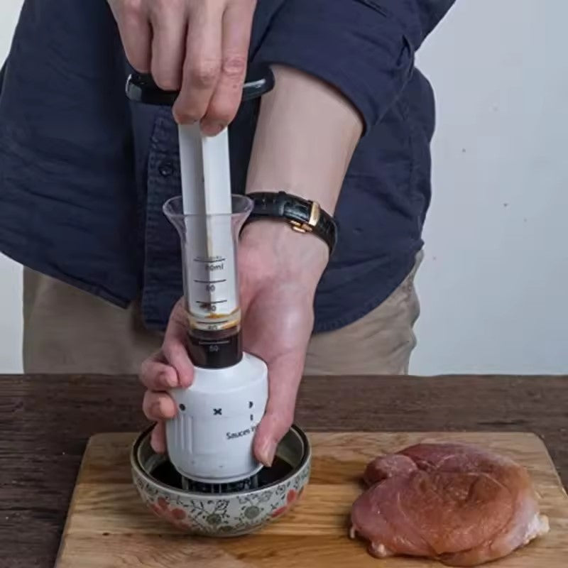injecter la sauce dans une viande avec un attendrisseur de viande 