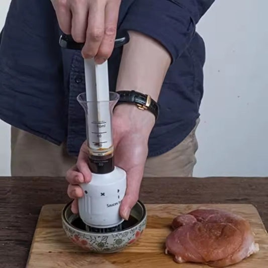 injecter la sauce dans une viande avec un attendrisseur de viande 