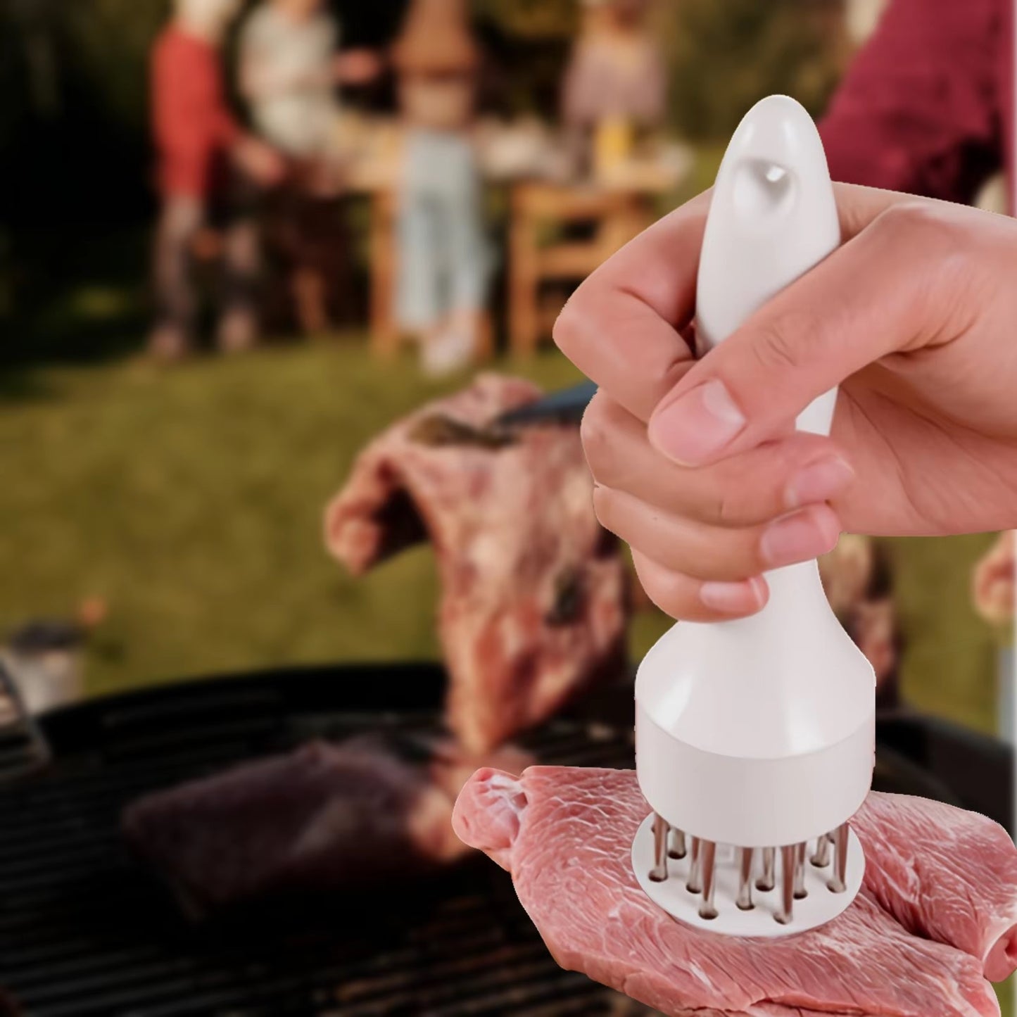 attendrir la viande avec un attendrisseur de  viande 