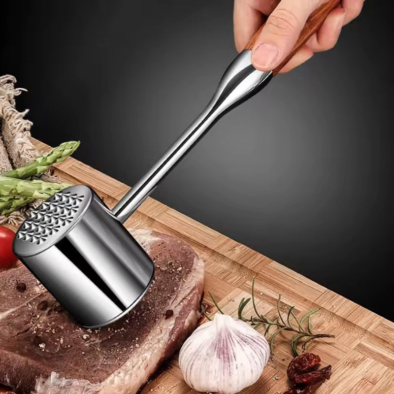 piquer la viande avec un attendrisseur de viande 