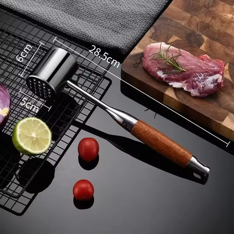 attendrisseur de viande sur un plan de travail et poignée en bois 