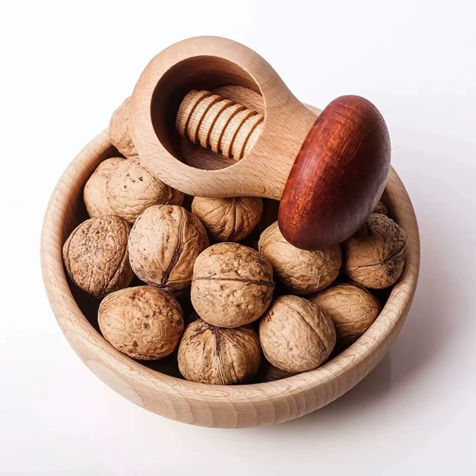 casse des noix avec un casse noix bois