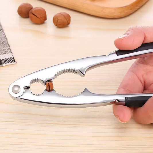 casse des noisettes avec un casse noix professionnel 