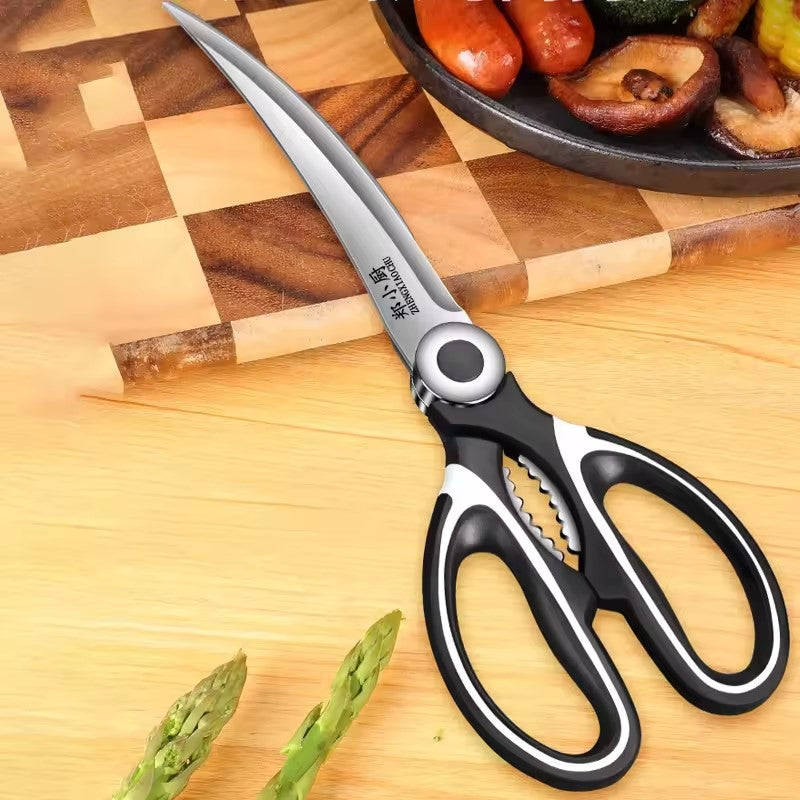 des ciseau de cuisine sur une planche a decouper 