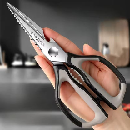 ciseaux de cuisine dans une main