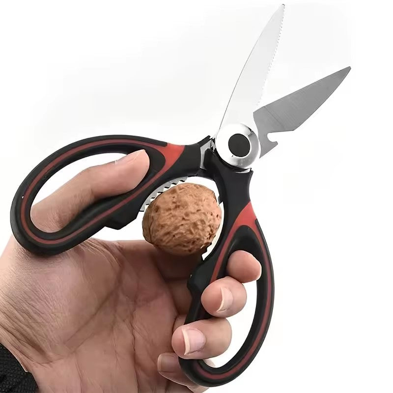 casser des noix avec des ciseaux de cuisine 