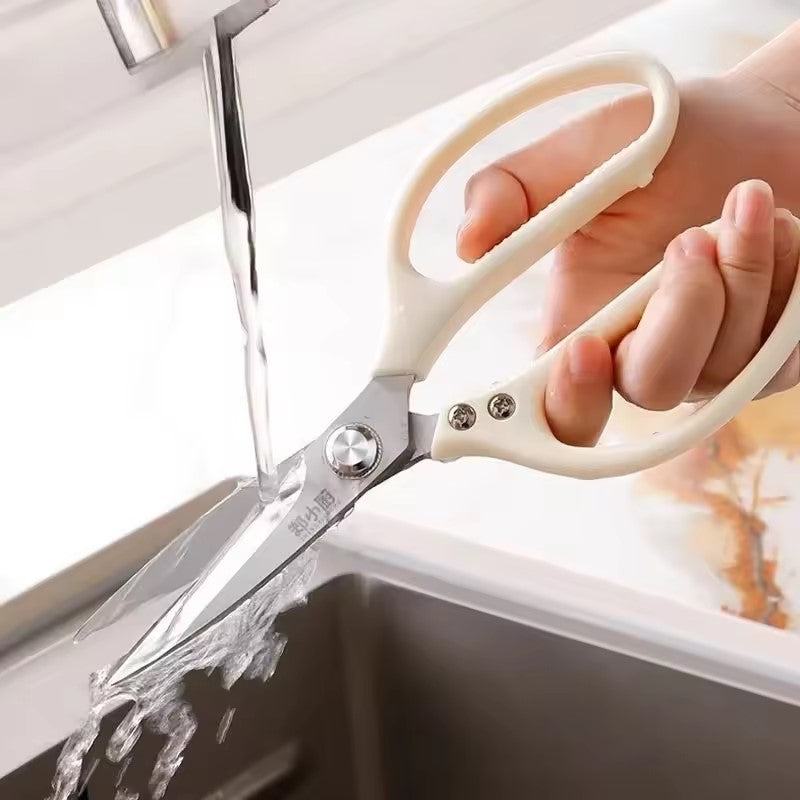 laver les ciseaux de cuisine  avec l'eau 