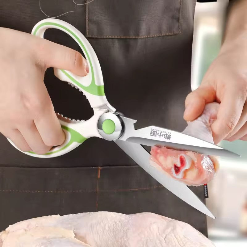 couper une cuisse de poulet avec des ciseaux de cuisine 