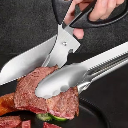 couper la viande avec des ciseaux de cuisine 