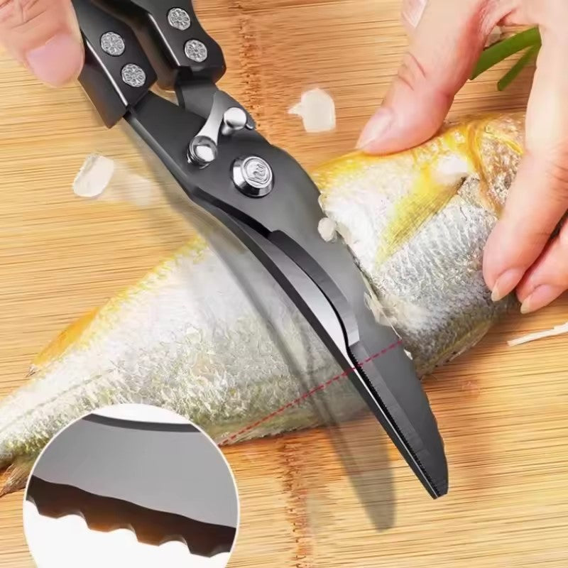 couper du poisson avec des ciseaux de cuisine noir 