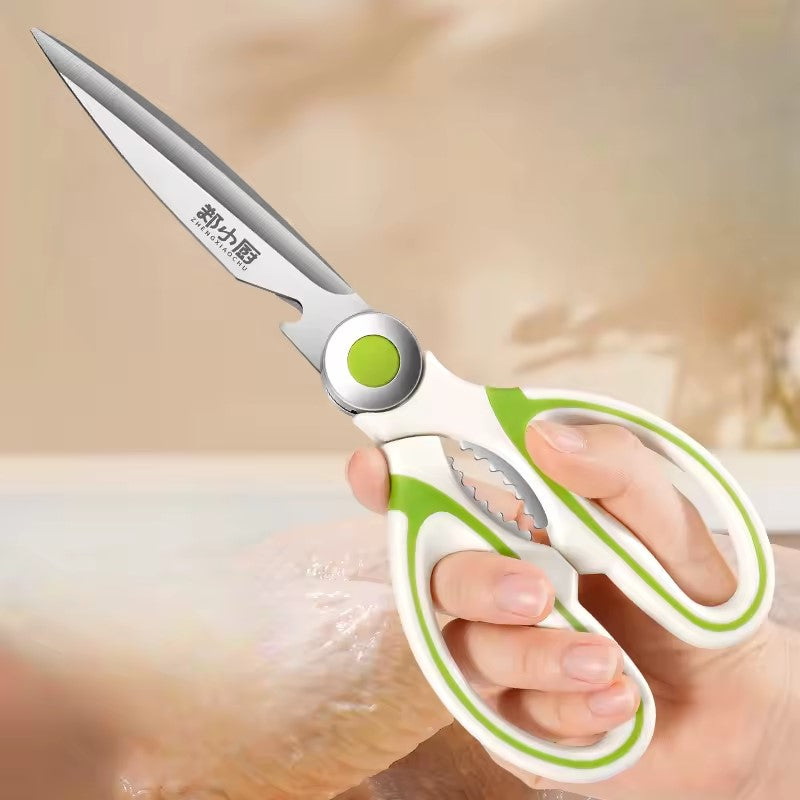 couper le poulet avec des ciseaux de cuisine 