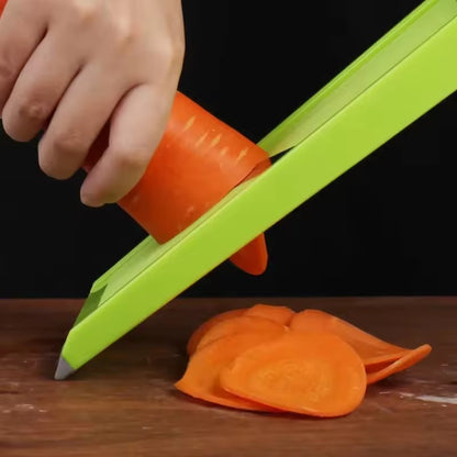couper des carottes avec un coupe legumes manuel 