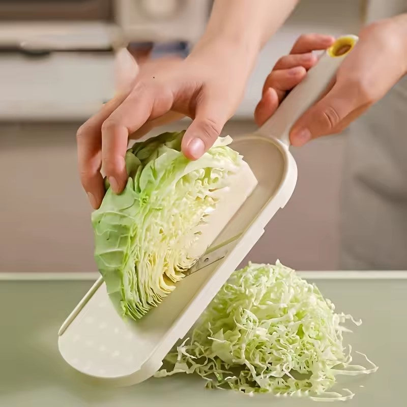 une femme qui coupe des choux avec coupe-légumes