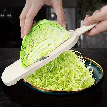 couper des choux avec un coupe-légumes 