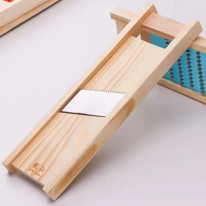 un coupe-légumes en bois pour faire des lamelles 