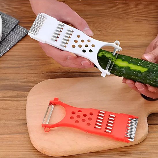 éplucher des concombre avec un coupe légumes manuel