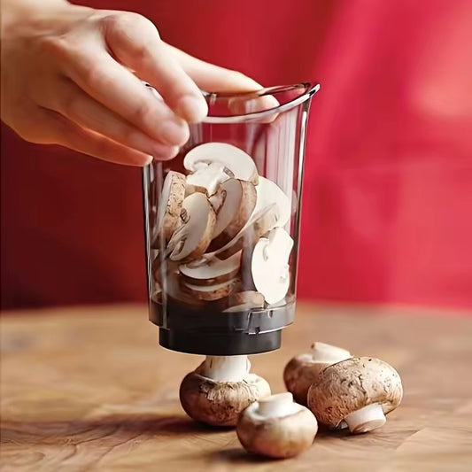 couper des champignons avec un coupe-légumes manuel