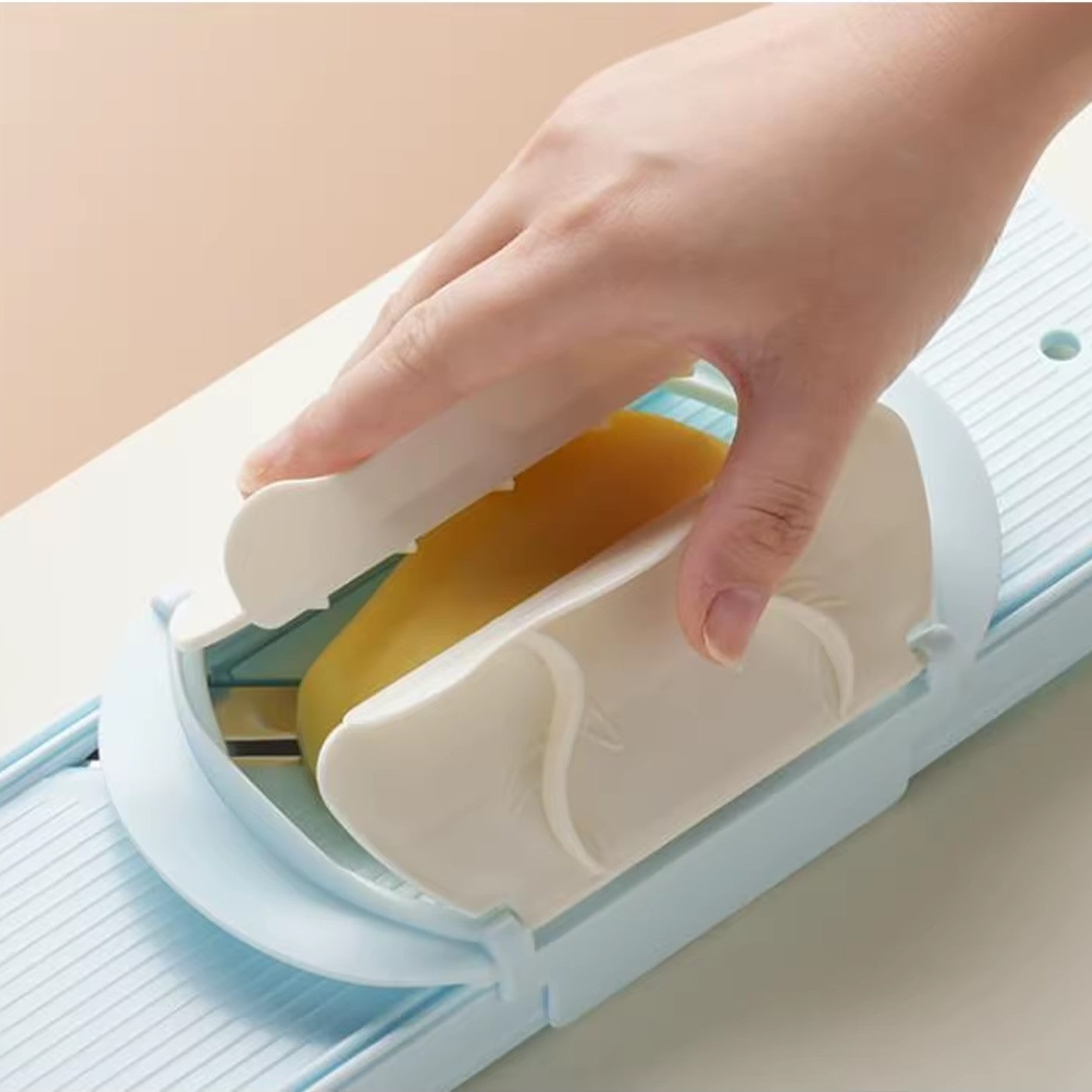 couper des pommes de terre avec un coupe légumes manuel 