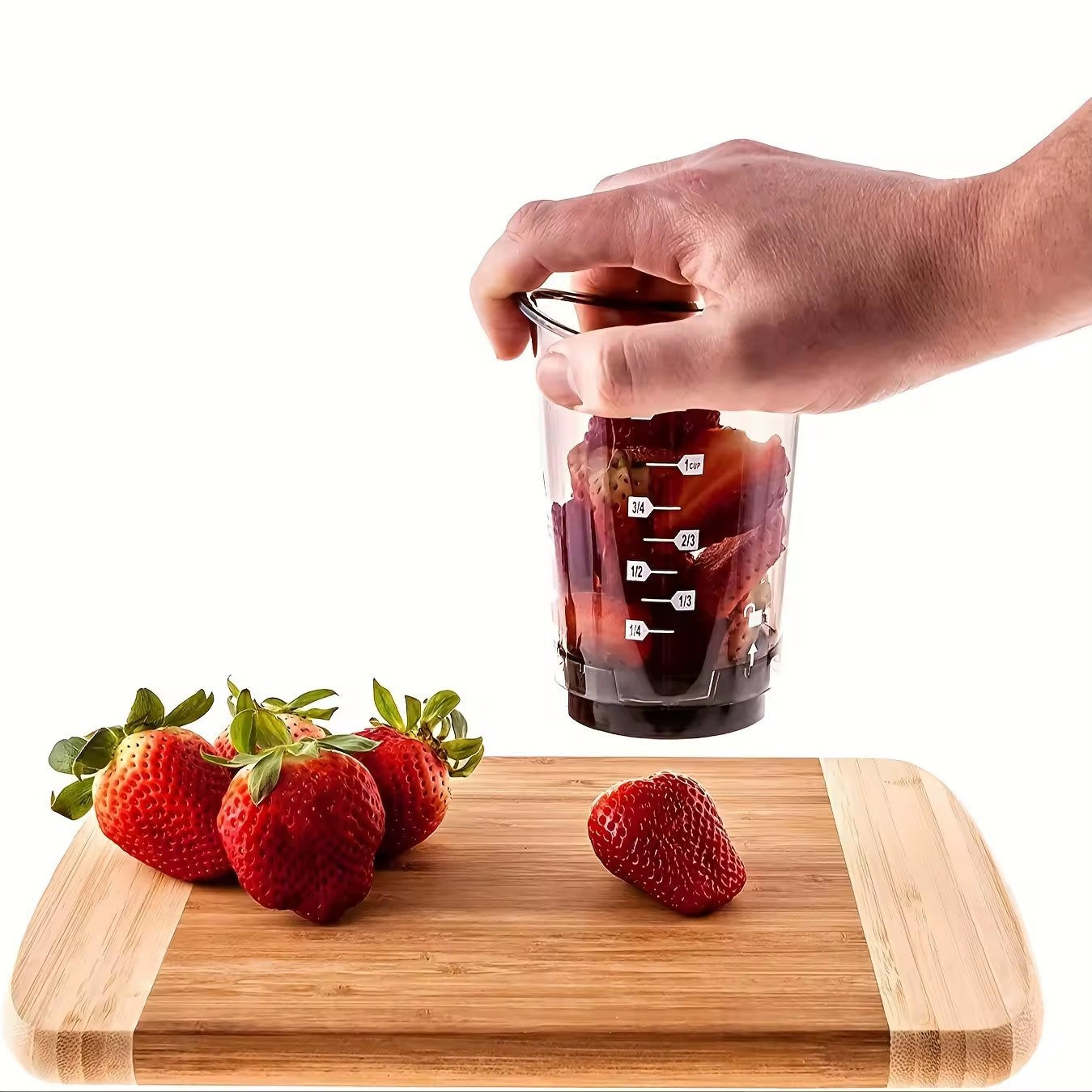 couper des fraises avec un coupe-légumes manuel 
