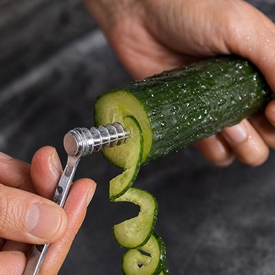 Coupe légumes manuel pour faire des courgettes 