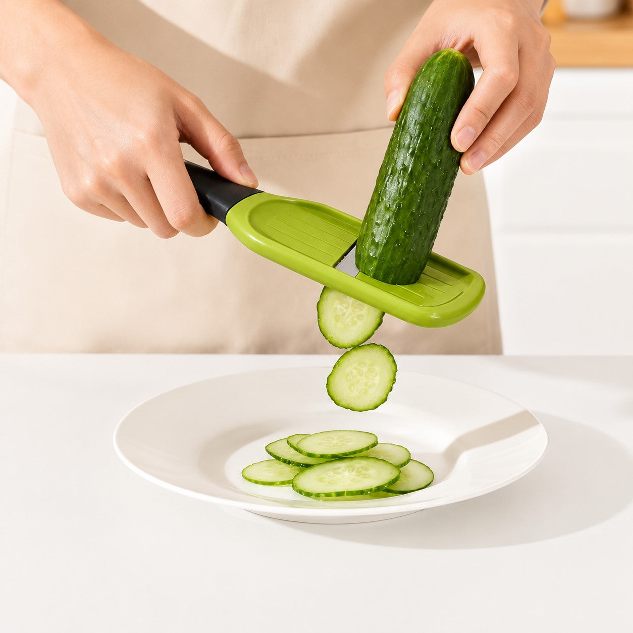 faire des tranches de concombres avec un coupe legume manuel 