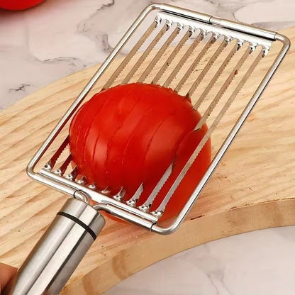 des tranches de tomates avec un coupe legume manuel 