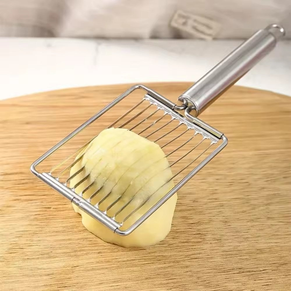 couper des pommes de terre avec un coupe legume manuel