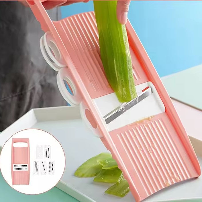 trancher les concombres avec un coupe legume manuel 