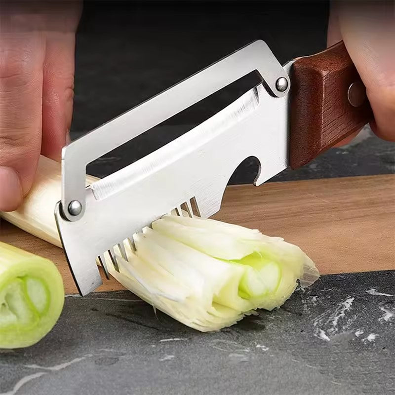 couper les poireaux avec un coupe legume manuel 