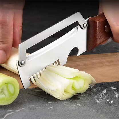 couper les poireaux avec un coupe legume manuel 