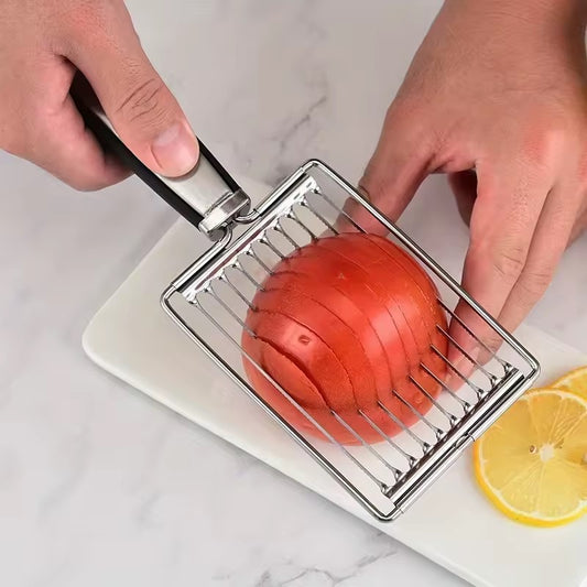 couper des tomates avec un coupe legume manuel 