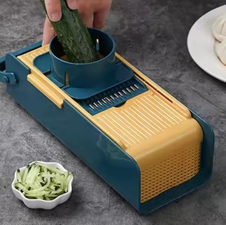 des lamelles de concombre avec un coupe legume manuel 