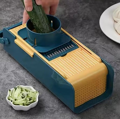 des lamelles de concombre avec un coupe legume manuel 