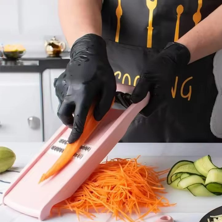 raper les carotte avec un coupe legume manuel 