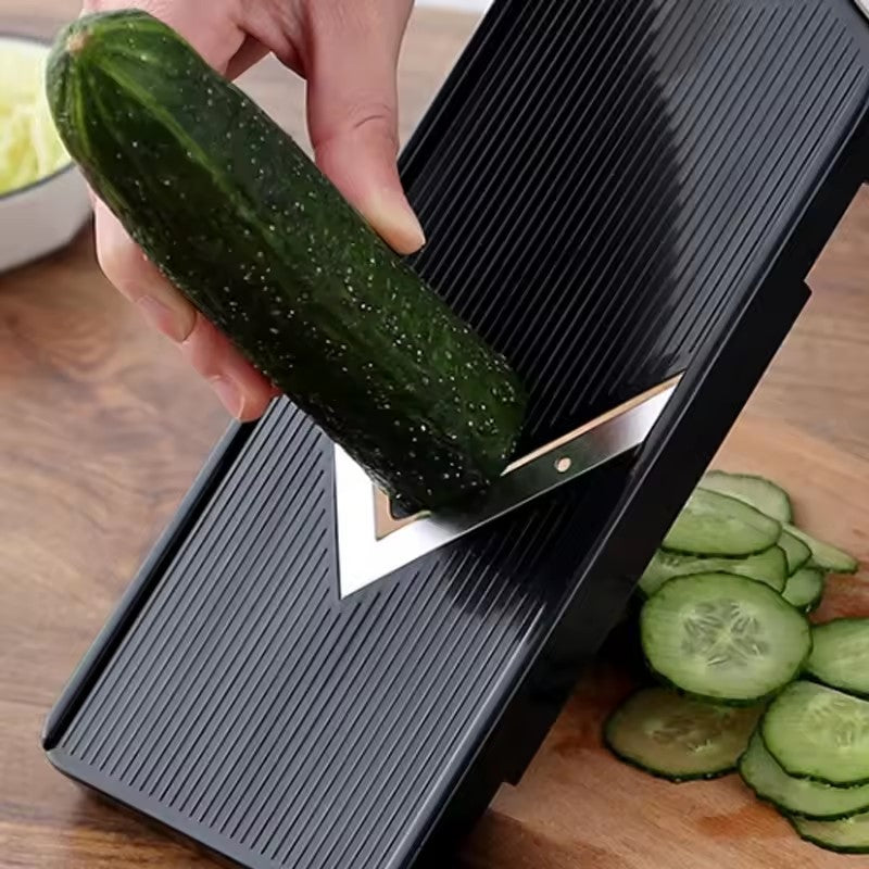 couper les concombres avec un coupe legumes manuel