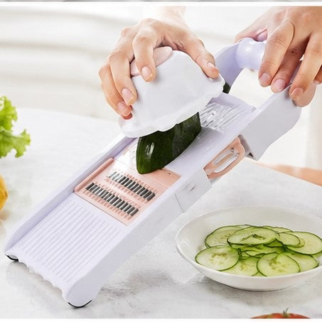 faire des tranches de concombres avec un coupe legumes manuel 