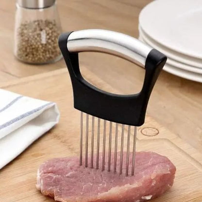 piquer la viande avec un coupe légumes manuel 