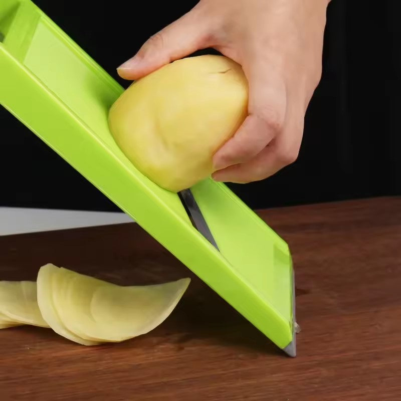 couper des pommes de terres avec un coupe legumes manuel 