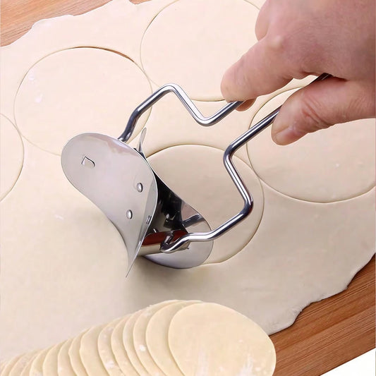 couper la pate avec un coupe-pâte