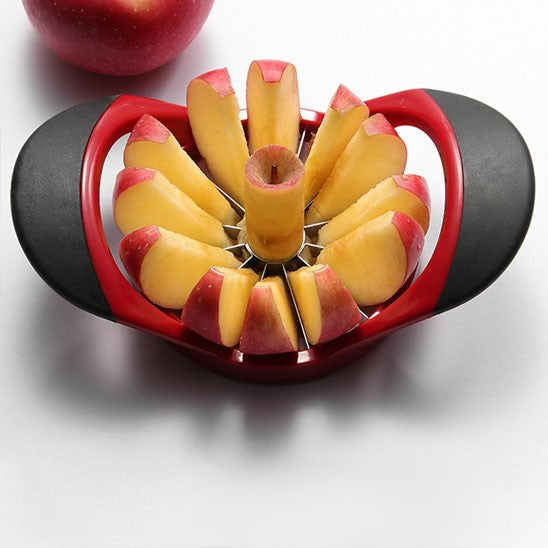 couper une pomme avec un coupe pomme 
