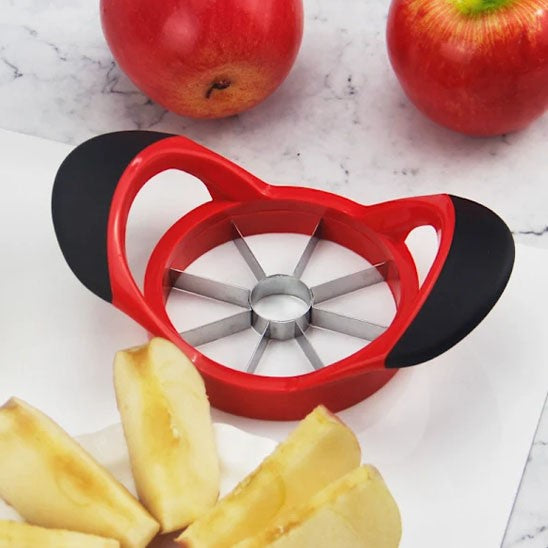 des tranches de pomme avec un coupe pomme 