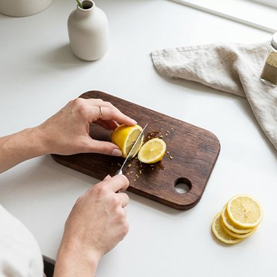 couper des citrons sur Planche à découper bois