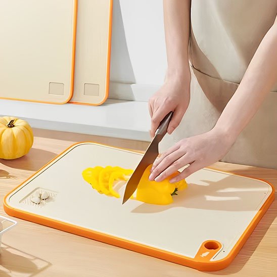  couper du pain sur une planche de cuisine 