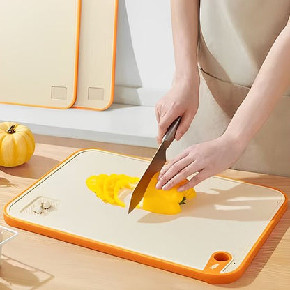  couper du pain sur une planche de cuisine 