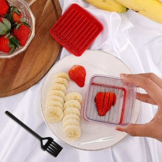  couper les fraises avec un coupe légumes 