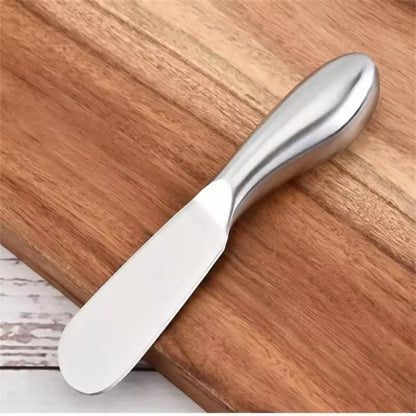 un couteau à beurre sur une planche à découper 