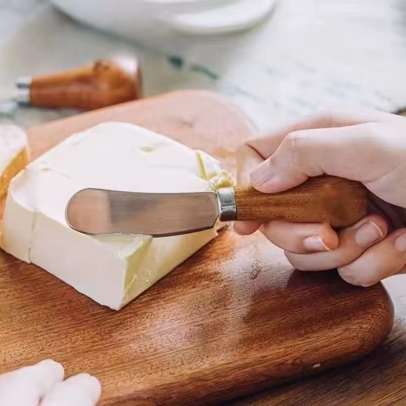 couper du beurre avec un couteau à beurre 